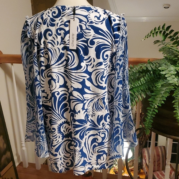 NWT Chico's Blue and White Vneck Women's Top - Picture 3 of 6